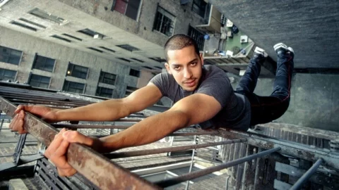 David Blaine face au vide lors d'une performance d'endurance extrême