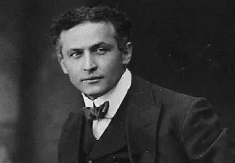 Harry Houdini enchaîné avant une évasion spectaculaire